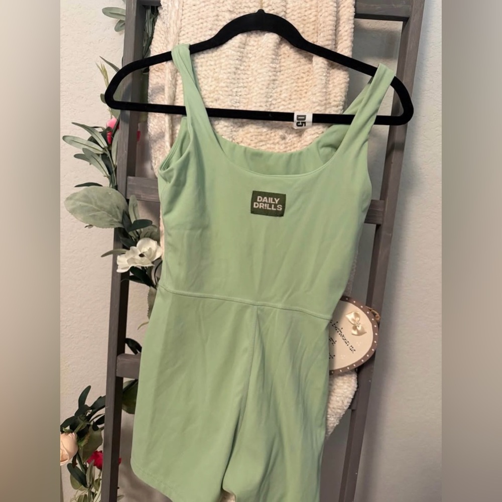 Daily drills romper LIKE NEW - Picture 2 of 2
